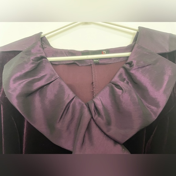 LAURA PETITES stunning velvet and taffeta top with rhinestone broach - Picture 3 of 9